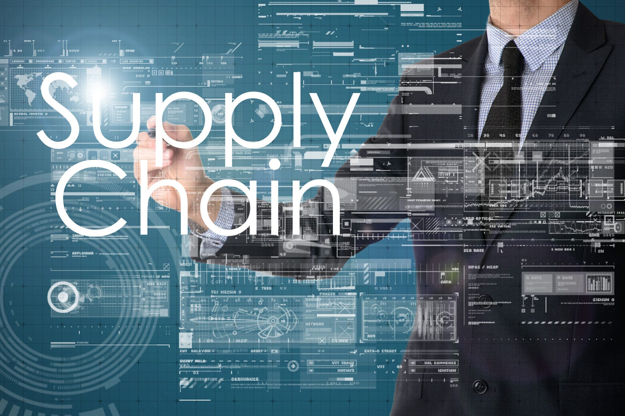 شخص يرتدي بدلة يكتب على لوح افتراضي عبارة Supply Chain