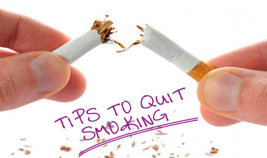 يدين تكسران سيجارة و تظهر عبارة tips to quit smoking
