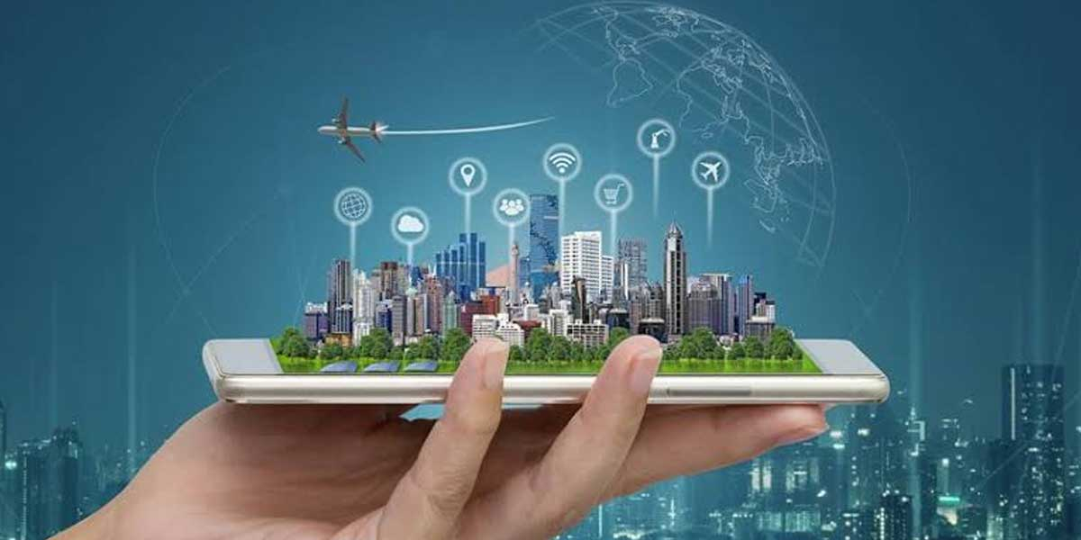 على خلفية زرقاء تظهر يد تحمل جهاز هاتف ذكي و تعليها تظهر مدينة كاملة 