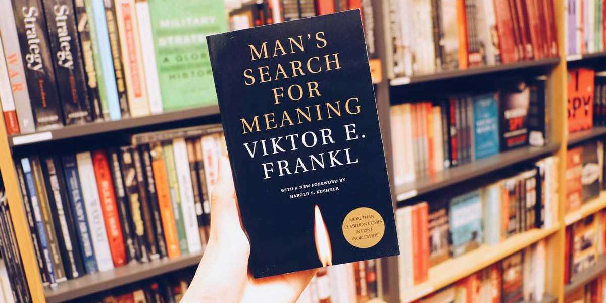 كتاب البحث عن معنى  على خلفية مكتبة و الكثير من الكتب تظهر يد تحمل كتاب البحث عن معنى