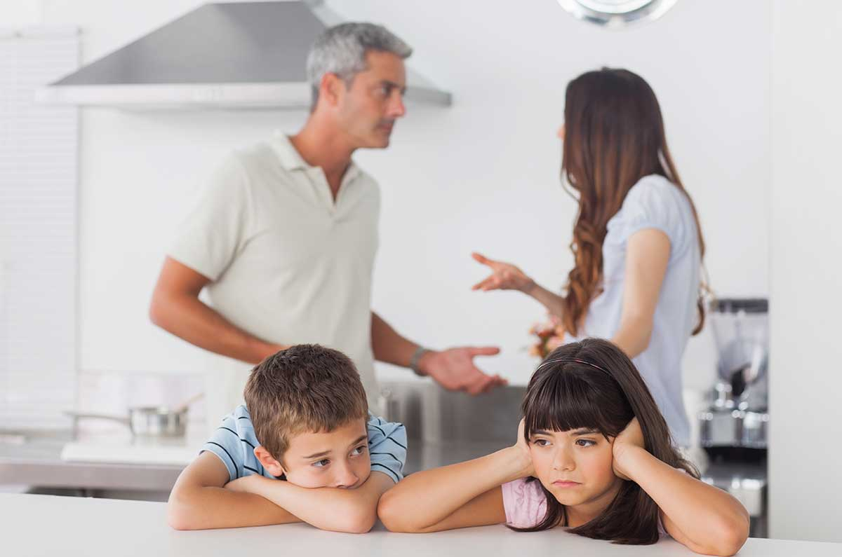 اب وام يفقدون السيطرة على اعصابهم بوجود اطفالهم و ردود فعل الاطفال 