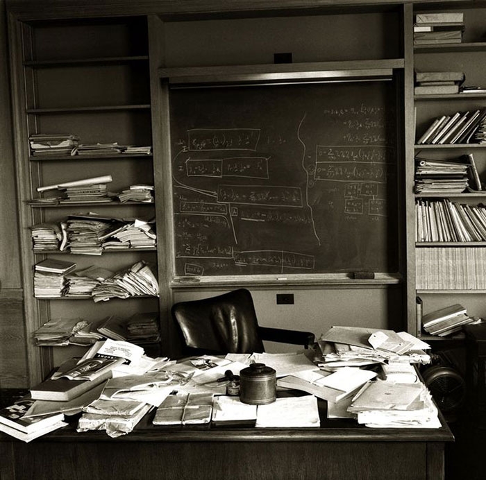 مكتب آينشتاين بعد ساعات فقط من وفاته في 18 نيسان/أبريل 1955