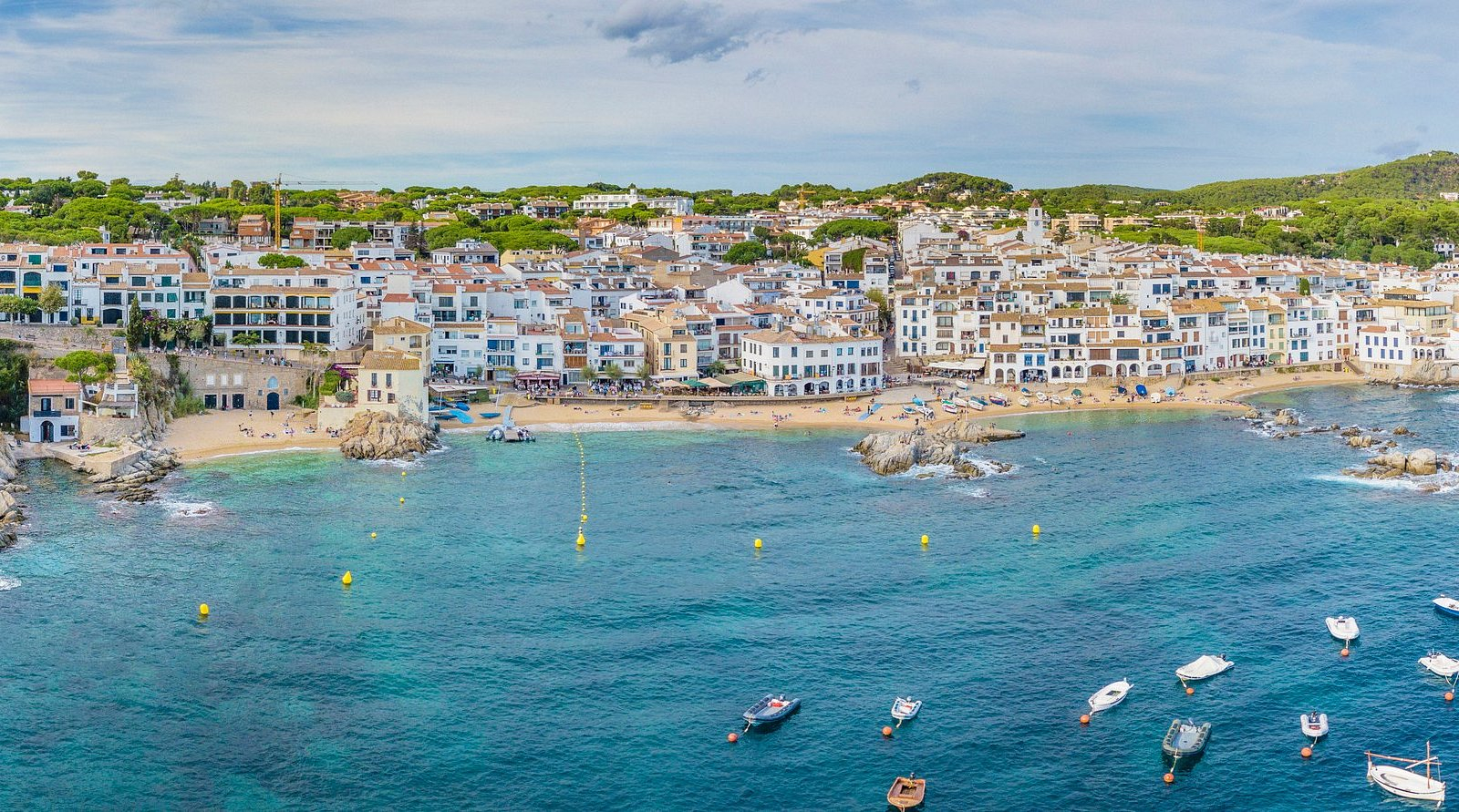 قرية ساحلية هادئة على الشواطئ الساحرة في اسبانيا 