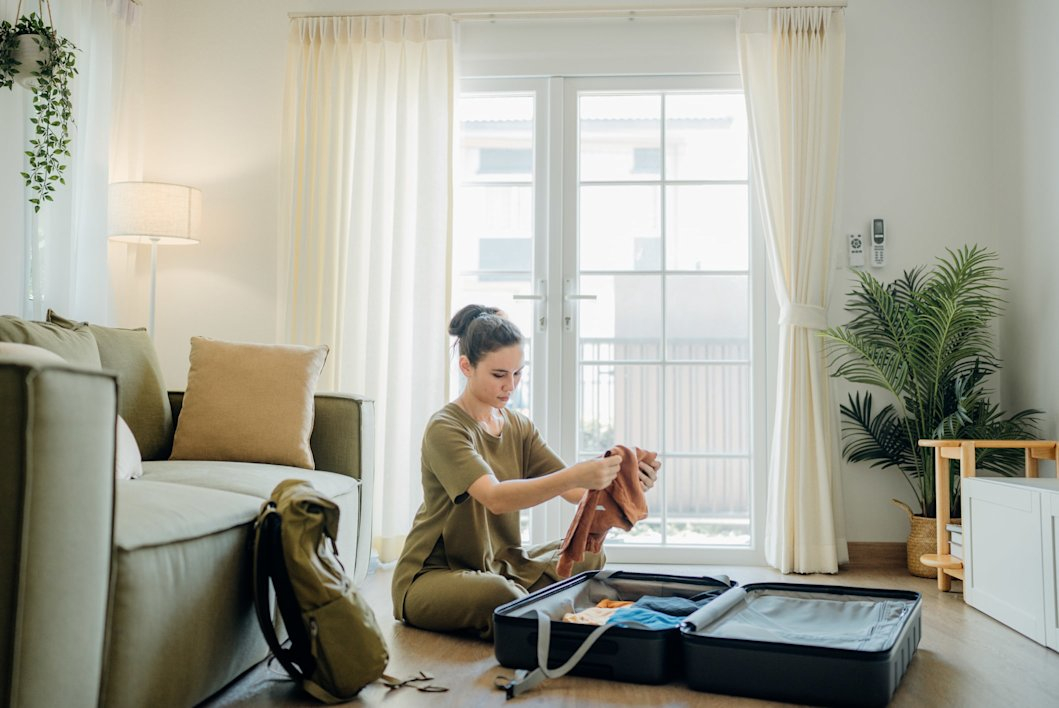 سيده تحيى حياة بسيطة من خلال التخلص من الملابس الاضافية 