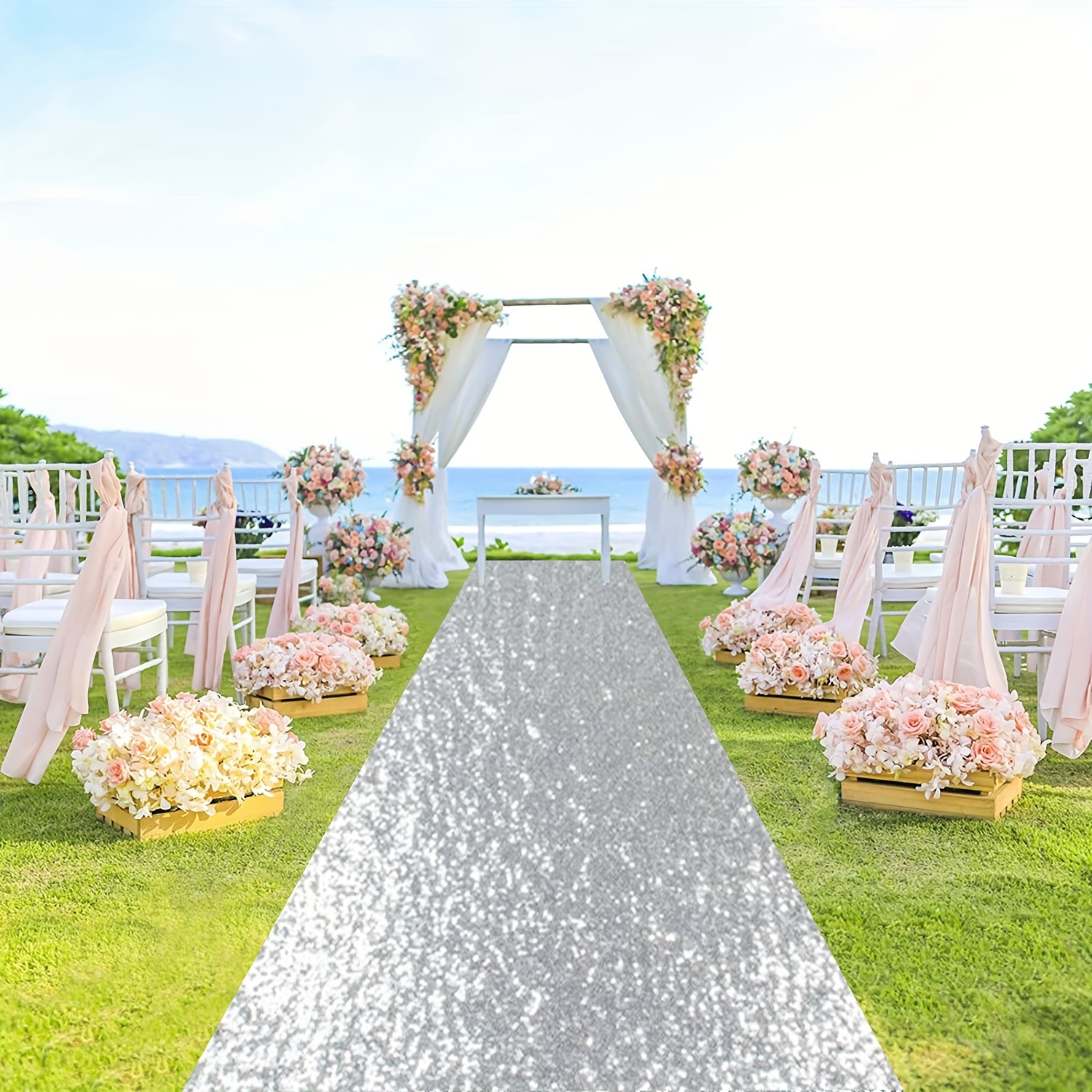 خيمة بيضاء مزينة بالورود البيضاء والزهرية في وسط الحديقة و على جانبي الخيمة كراسي بيضاء بجانبهم سلات من الورود البيضاء والزهرية  