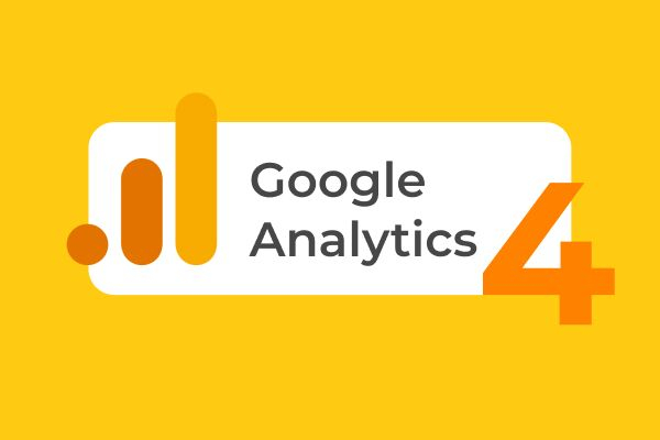 على خلفية صفراء يوجد مستطيل ابيض بجانبه ثلاث اعمدة برتقالية بدرجات مختلفة و عبارة google Analytics ورقم 4 بحجم كبير في الزاوية اليمنى من المتسطيل الابيض 
