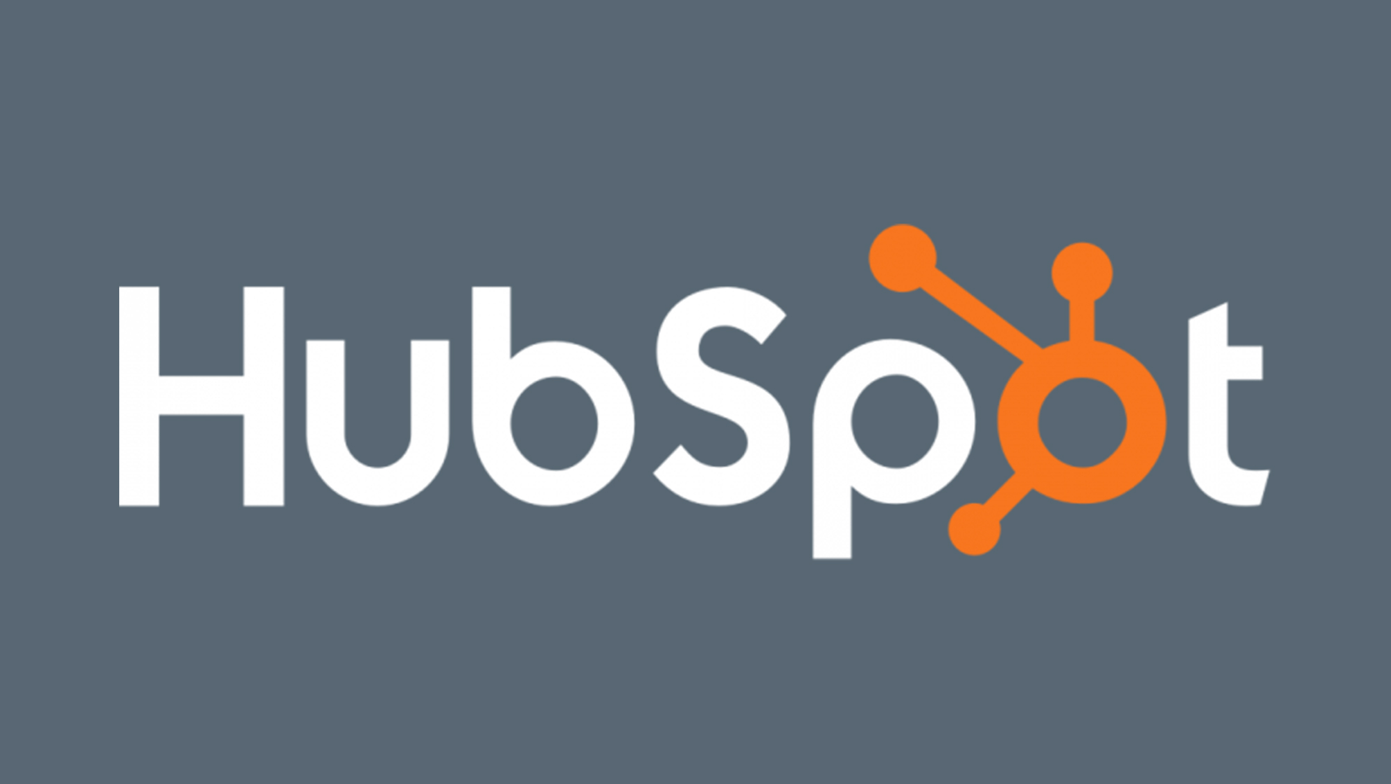 على خلفية رمادية تظهر عبارة HubSpot باللون الابيض وحرف ال o تخرج منه ثلاث خطوط مختلفة الطول وفي نهايها نقطة وهي باللون البرتقالي 