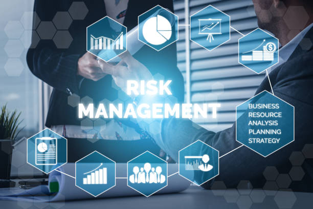 شخص يشير الى لوحة شفافة افتراضية و تظهر ايقونات في وسطها عبارة Risk Management