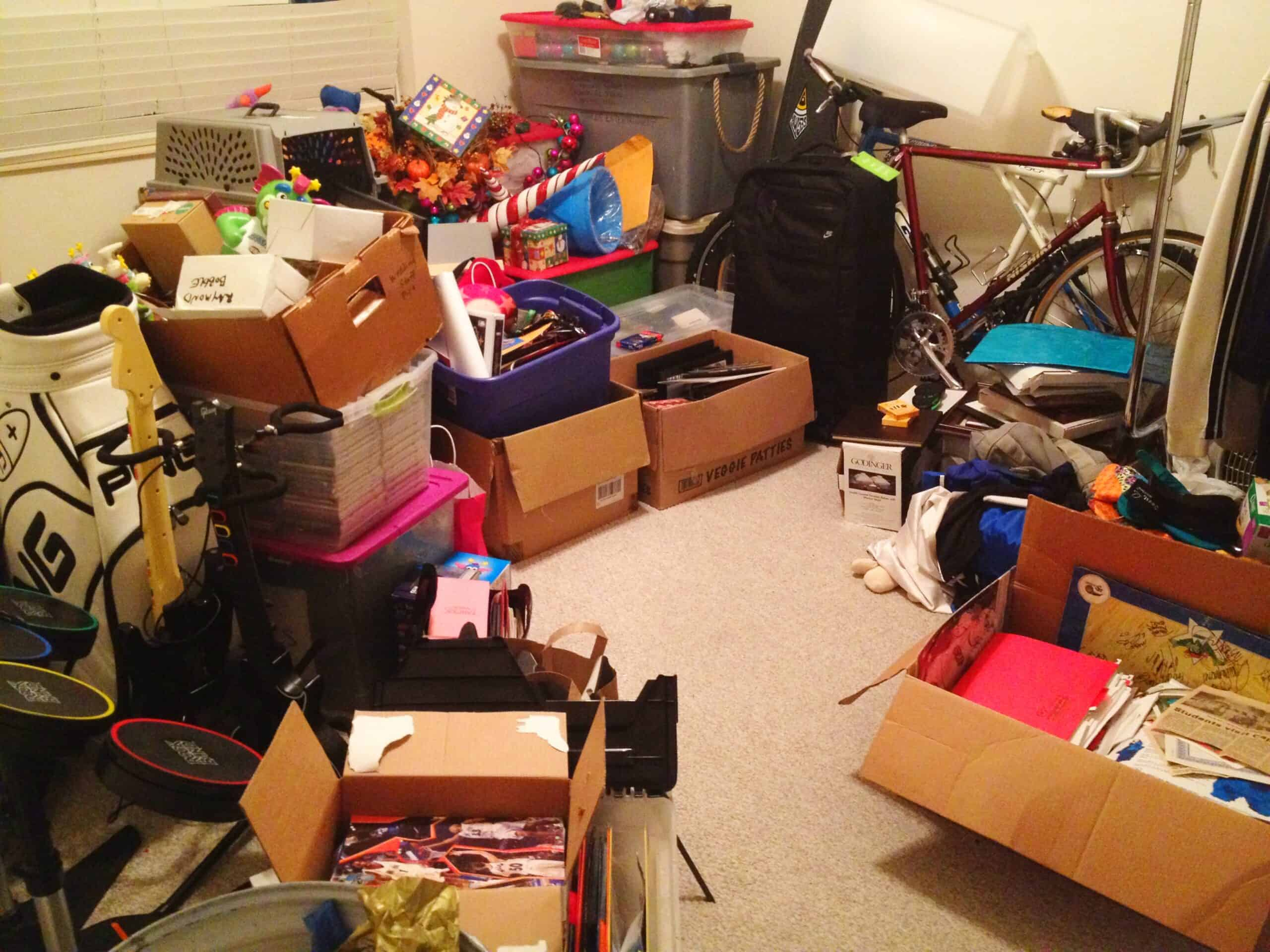 منزل تتكدس فيه الاغراض و الصناديق وتعمه الفوضى 