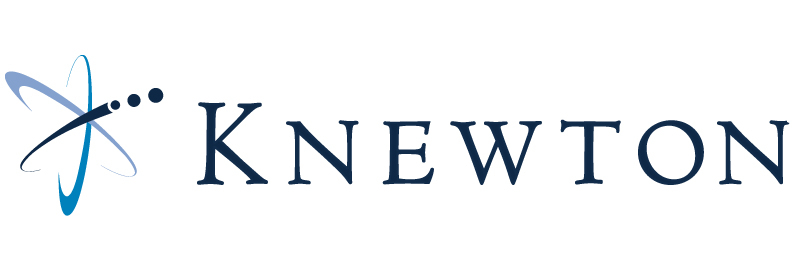 على خلفية بيضاء يظهر حلقات متداخلة باللون الازرق و الرمايد والاسود و بجانبه عبارة KNEWTON