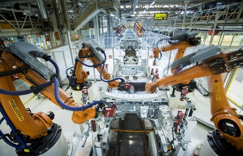 مجموعة من الروبوتات في معمل 