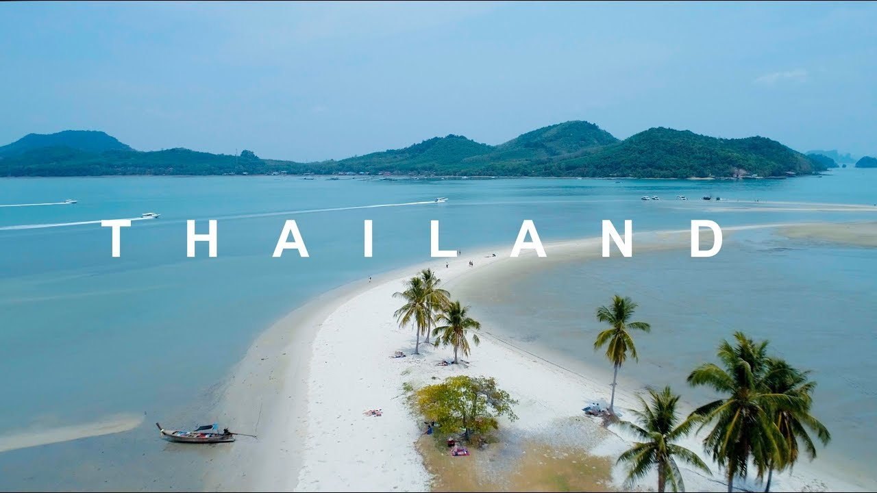 منظر طبيعي من شاطئ جميل في تايلاد مع اشجار النخيل