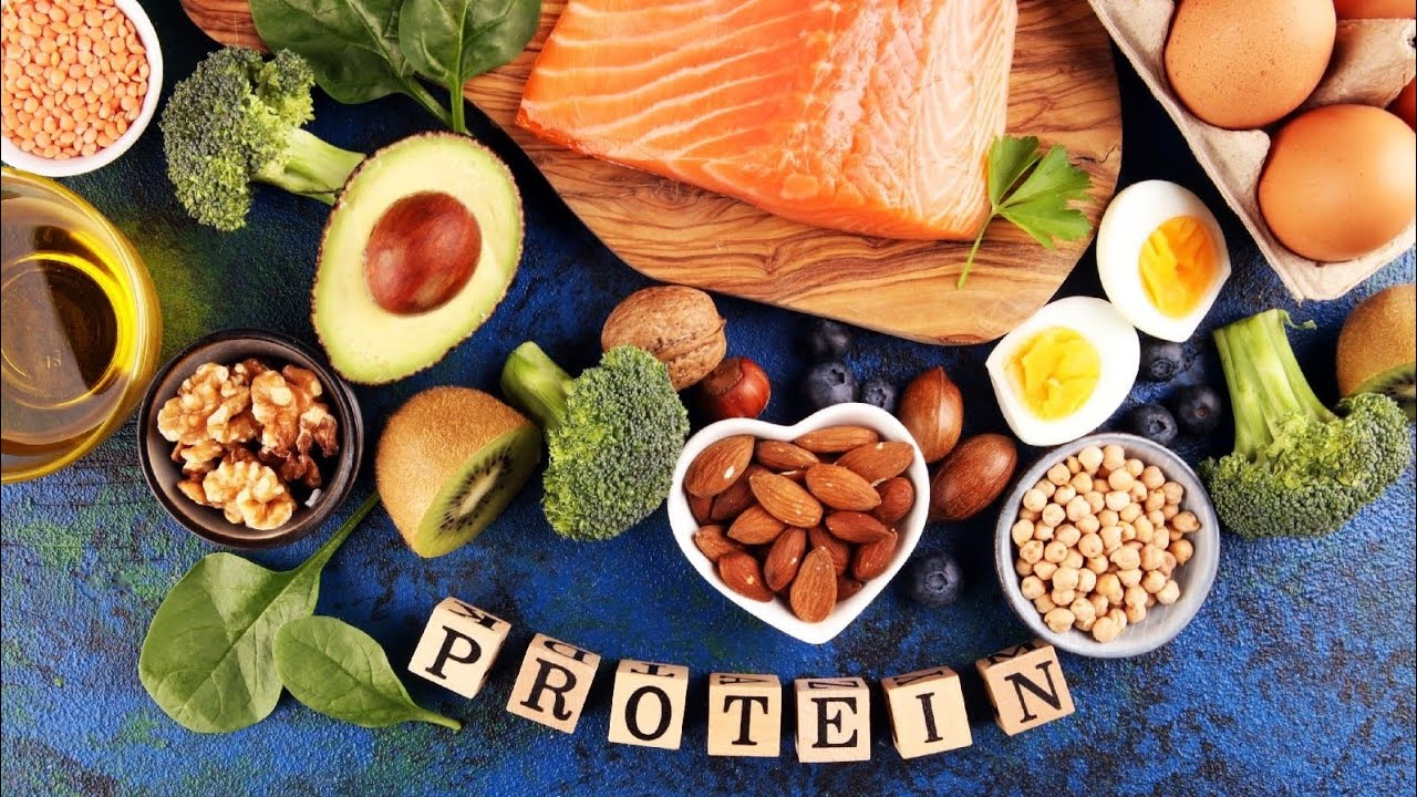 مجموعة من الاغذية العنية بالبروتينات مثل اللوز و الجوز والكيوي و الالفوكا و البيض واللحم و غيرشها 