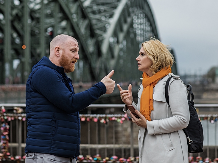 تفريغ المشاعر على الآخرين