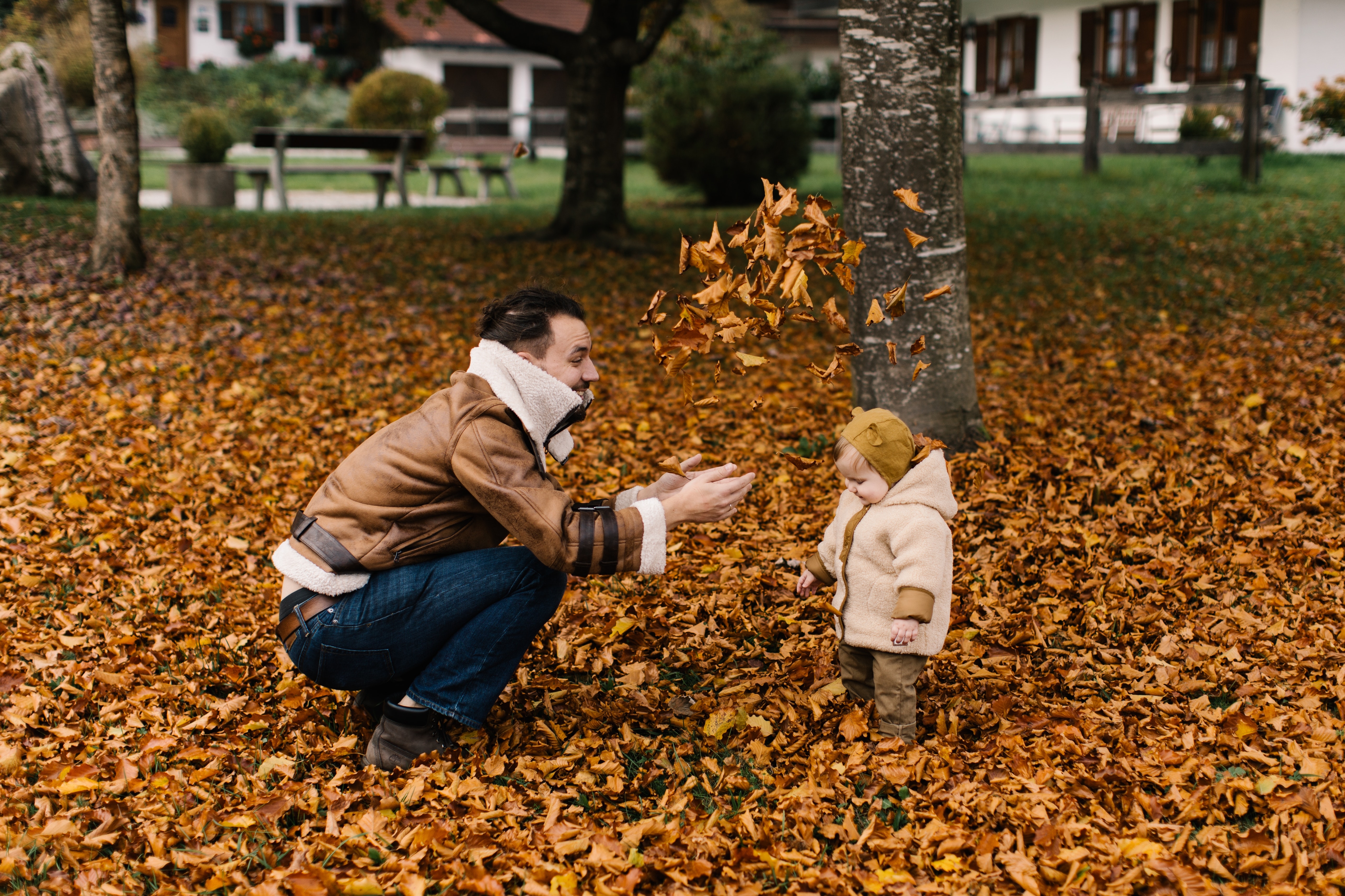Он любит играть листьями. Фотосессия с папой осенью. Отец с сыном осень. Фотографии осенние папа с детьми. Необычные дети.