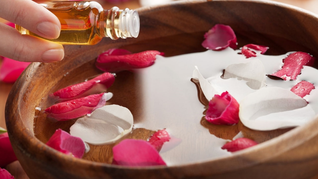 زيت الورد للتفتيح