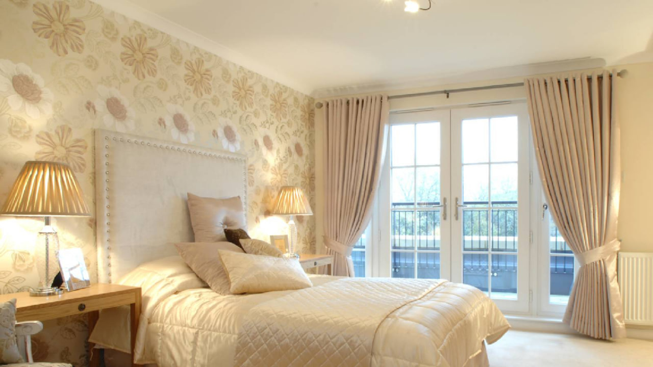 غرفة نوم باللونين البيج والكريمي