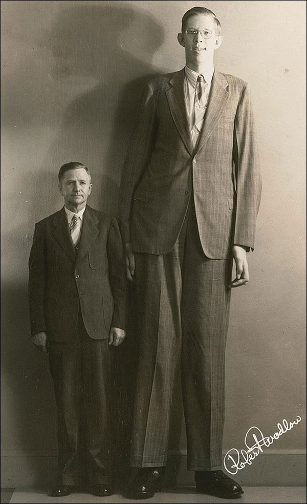 صورة روبيرت والدو مع أبيه الذي كان يبلغ طوله 5.9 قدماً (1.82 متراً).