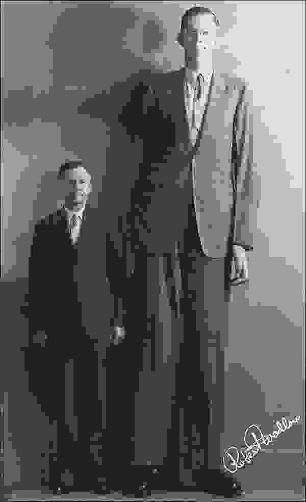 صورة روبيرت والدو مع أبيه الذي كان يبلغ طوله 5.9 قدماً (1.82 متراً).