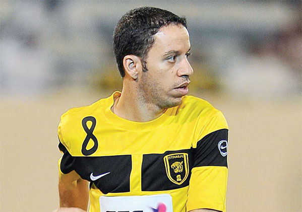 مناف ابو شقير لاعب وسط في كرة القدم معتزل يظهر وهو يرتدي بلوزة صفراء 