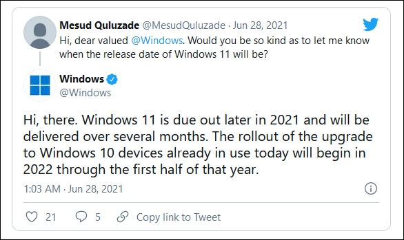 يظهر في الصورة رد شركة مايكروسوفت على أحد الأشخاص عبر منصة تويتر، تشير فيها إلى أنّ إجراءات تحديث ويندوز 10 (Windows 10) إلى ويندوز 11 (Windows 11) ستبدأ في النصف الأول من عام 2022.