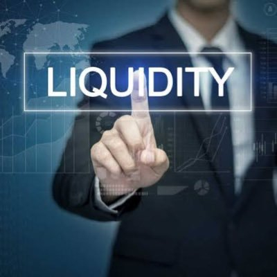 رجل يشير باصبعه الى شاشة شفافة افتراضية مكتوب عليها LIQUDITY