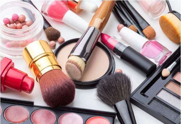 أدوات المكياج الأساسية