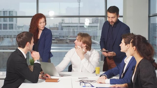 اجتماع أسبوعي للمبيعات اجتماع أسبوعي للمبيعات