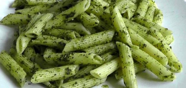 صوص البيستو في المعكرونة المخبوزة