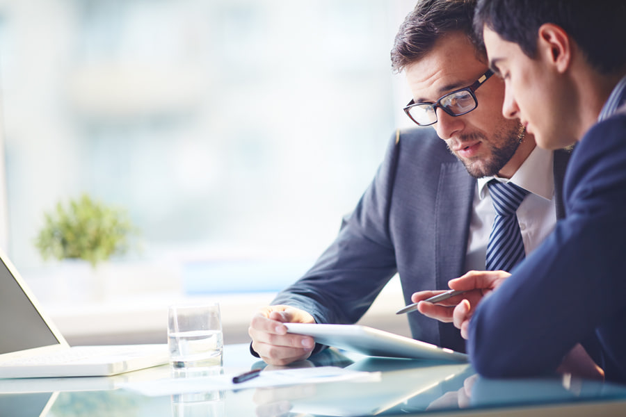 الأسئلة المستخدمة في تقييمات التدريب موظفين يتحاورون في الأسئلة التي تستخدم لاستبيانات تقييم التدريب