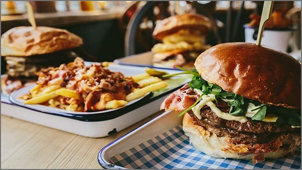 الأطعمة غير الصحية في المطاعم