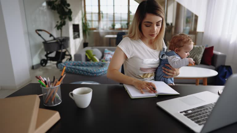 التوازن بين الأمومة والدراسة