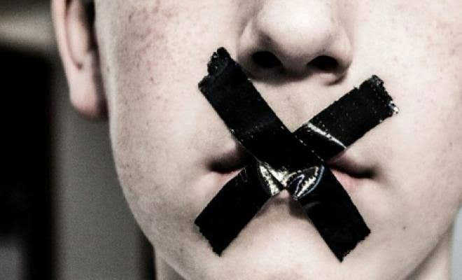 زوج صامت بالأبيض والأسود