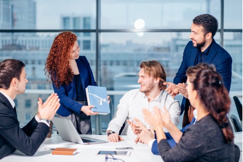 المكافآت المعنوية تُعبِّر تعبيراً واضحاً عن تقدير الإدارة للموظف