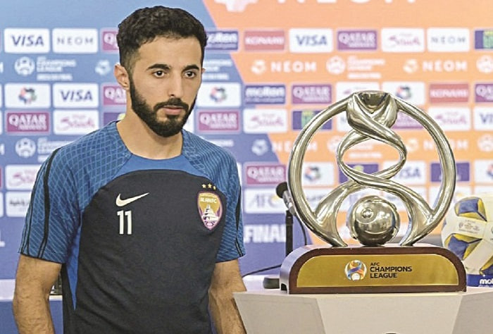 لاعب كرة القدم الإماراتي بندر الأحبابي في التكريم على إنجازاته