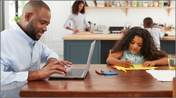 تحديات الآباء العاملين