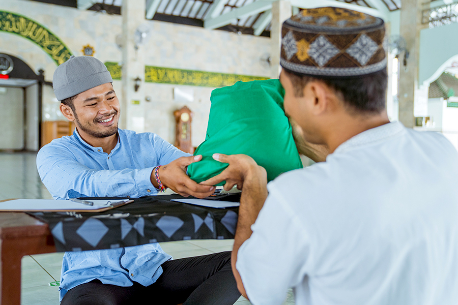 تعليم الأطفال أهمية الزكاة والصدقة في العيد