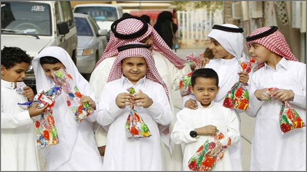 تناول الأطفال حلوى عيد الأضحى في السعودية