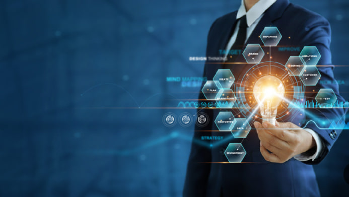 دمج التكنولوجيا لدعم التفكير النقدي