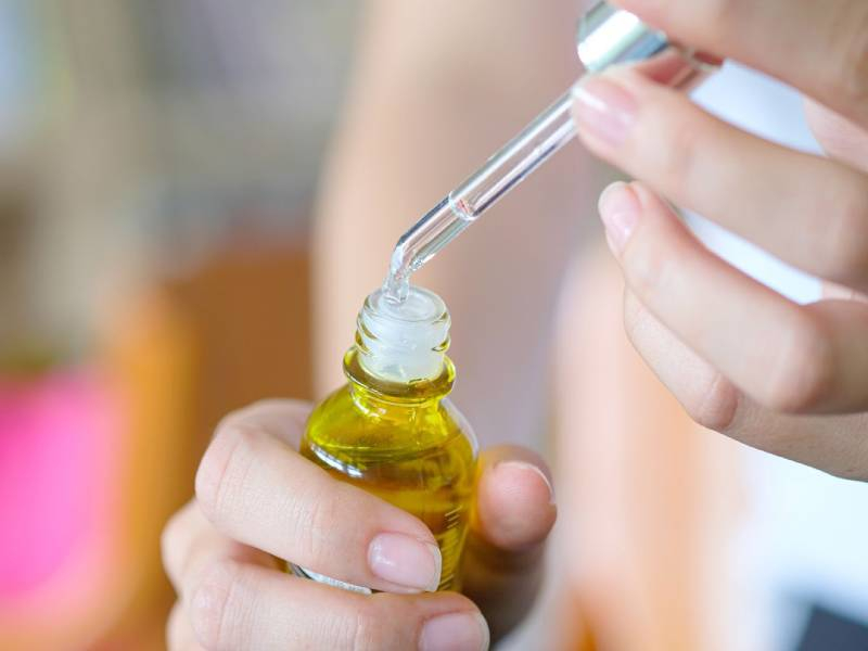 يُستخدم للتلطيف والترطيب وتحسين مظهر الجلد 