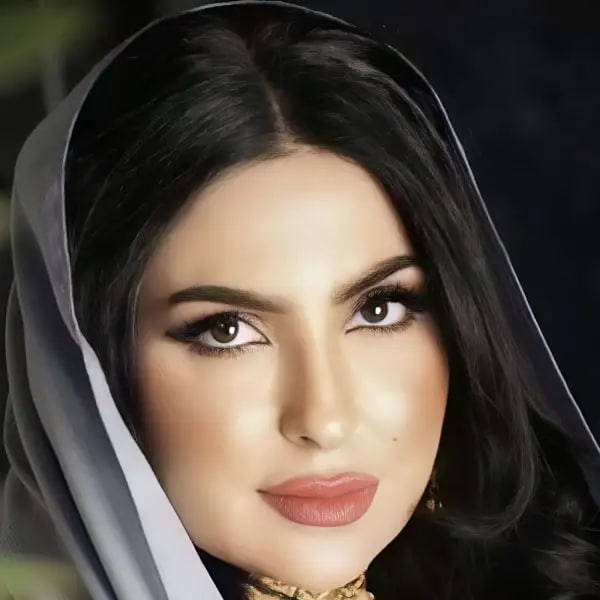  صورة مقربة لوجه الممثلة البحرينية زينب العسكري تظهر ملامح وجهها