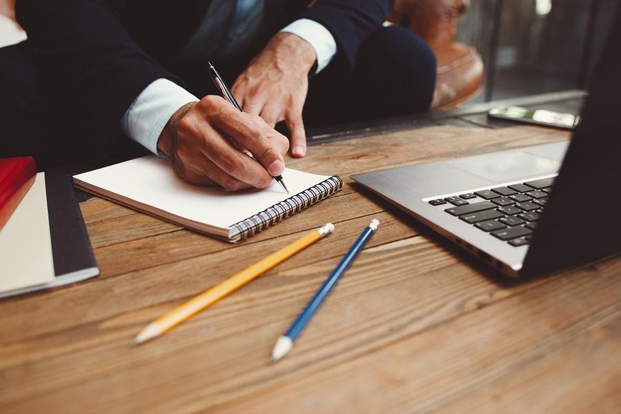 صمِّم ملف إدارة خاصاً بكل موظف يتضمن أفضل الطرائق للتعامل معه