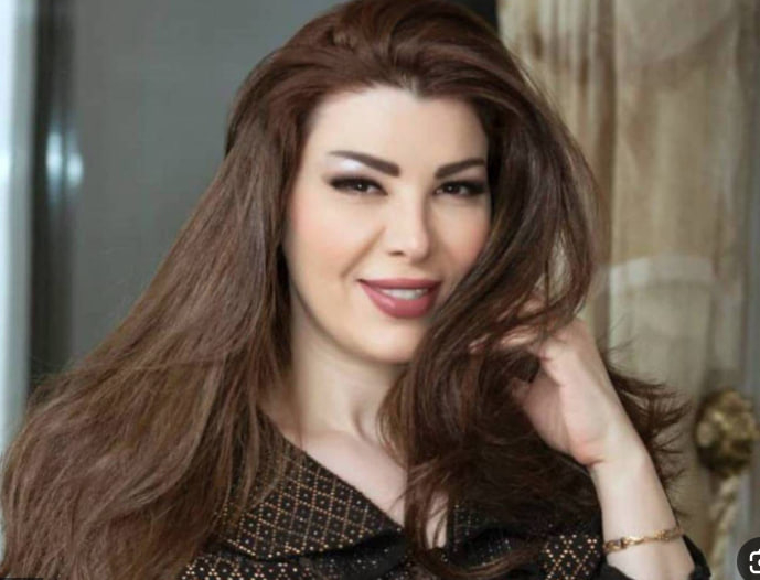 عبير شمس الدين الممثلة السورية عبير شمس الدين بصورة ضاحكة