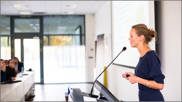 عدم التحدُّث عند الصعود إلى المسرح