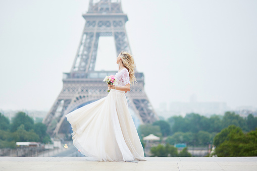 عروس بالفستان الأبيض