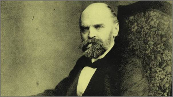 مؤلف كتاب الجماعة والمجتمع