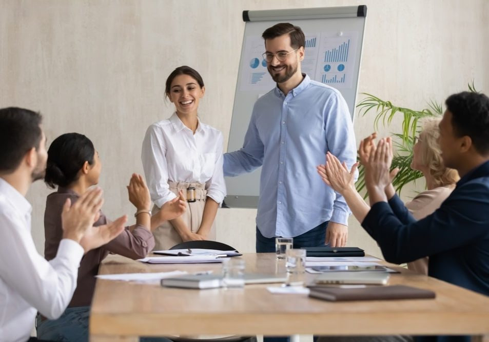 فريق عمل يناقش أهداف الربع الرابع ويضع خطة نهاية السنة في جلسة تخطيط استراتيجية