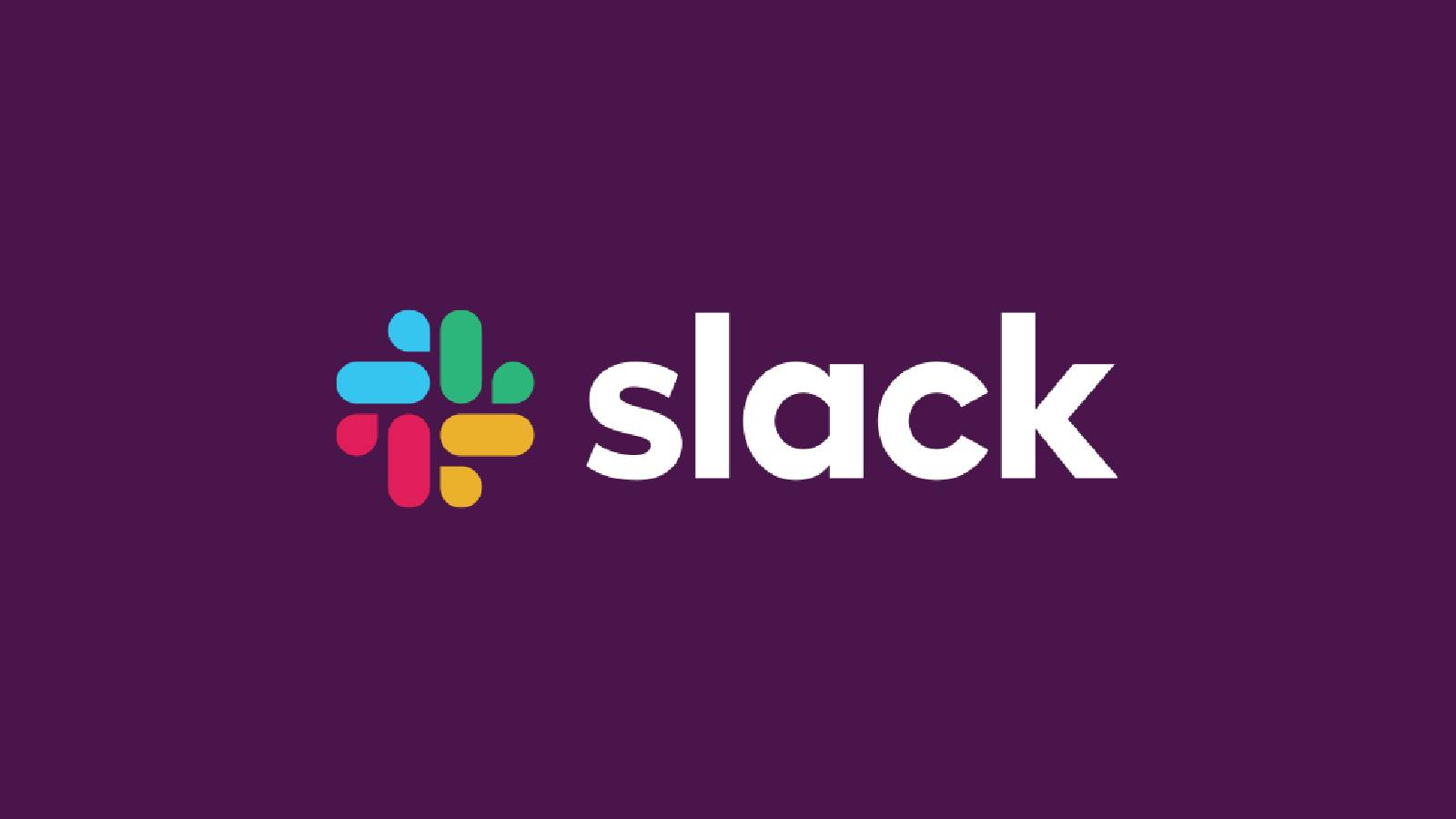 على خلفية بنفسجية في الوسط مكتوب كلمة Slack وبجانبها شعار سلاك بألوانه الزاهية 