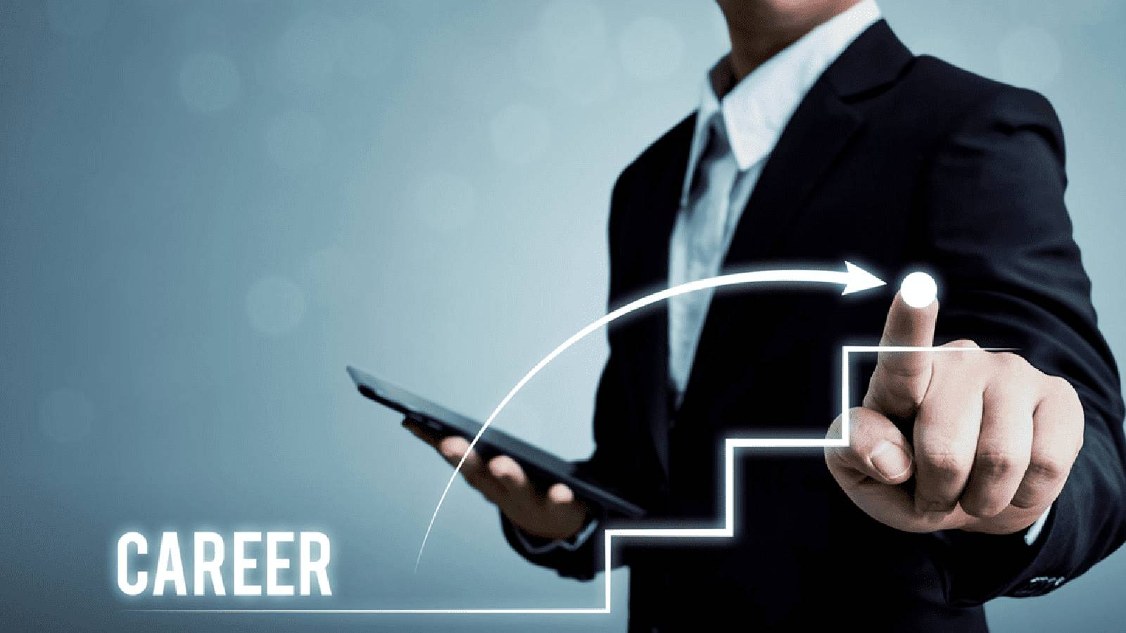 يظهر شخص يشير باصبعه الى لوح افتراضي يظهر فيه سلم و كلمة CAREER و سهم يشير الى اعلى السلم 