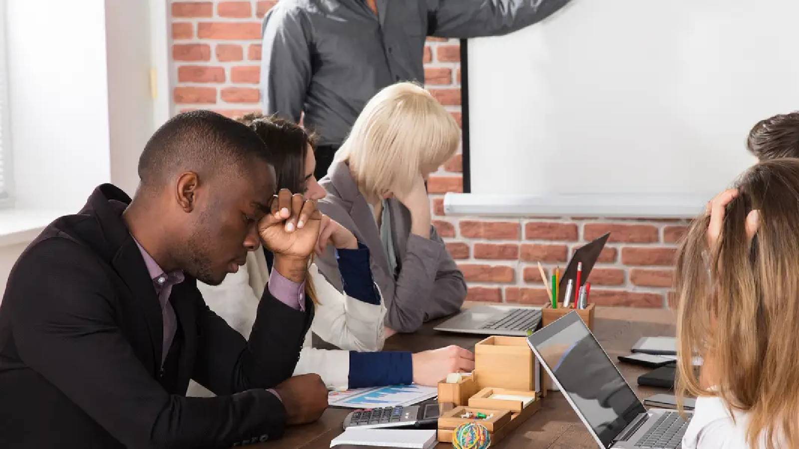 مجموعة من الاشخاص يشعرون بالملل اثناء الاجتماع 